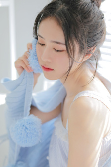 坐公交车最后一排让别人弄
